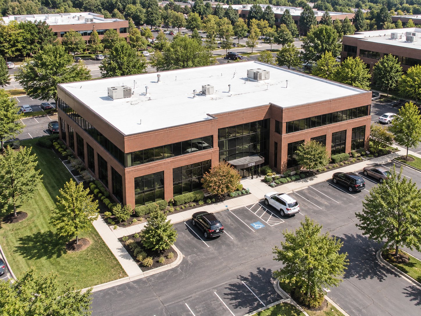 An office building in Salem, Oregon with a white flat roof